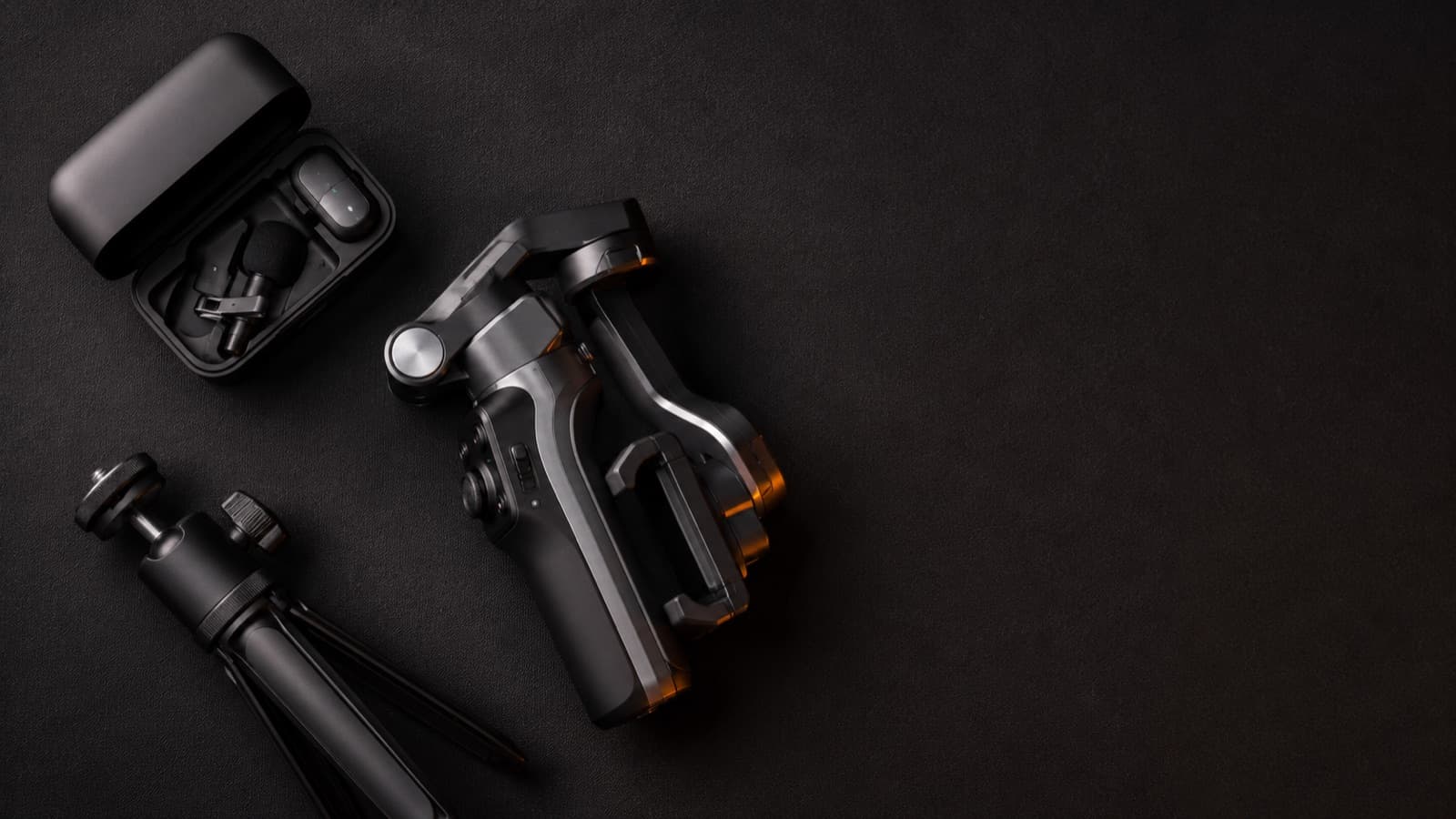 Kit compacto de gravação com celular: microfone de lapela, gimbal dobrado e mini tripé