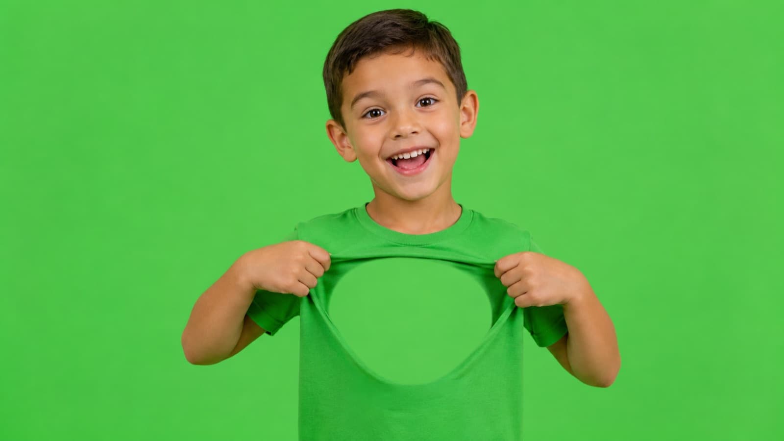 Criança de camiseta verde no fundo verde: a camiseta some e vira um buraco no corpo