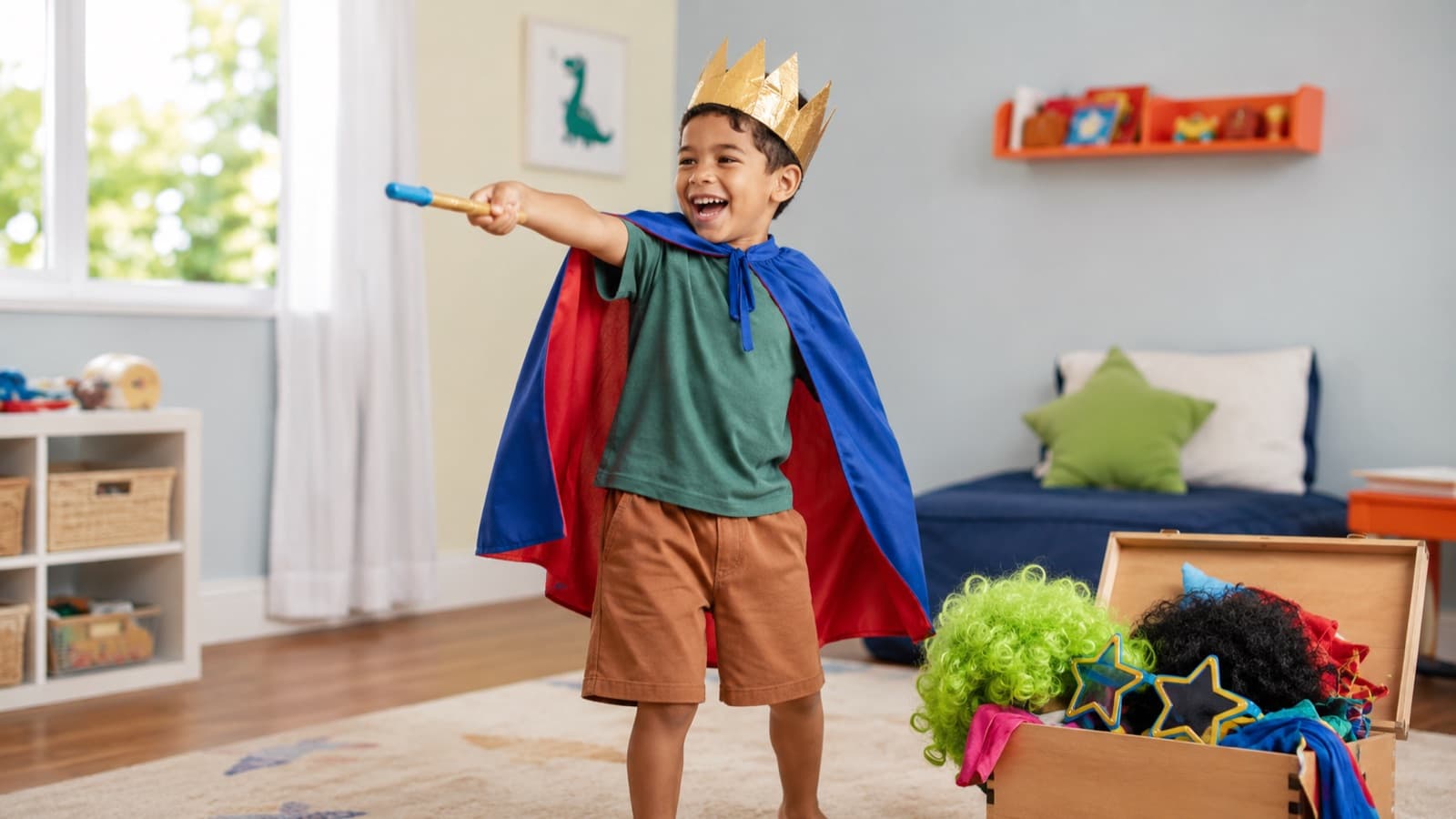 Criança fantasiada brincando, entrando no personagem com adereços