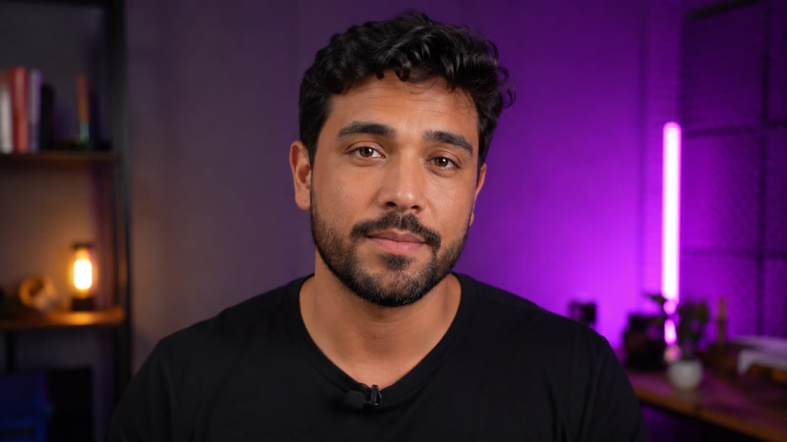 Pessoa com o fundo banhado de magenta por uma luz RGB