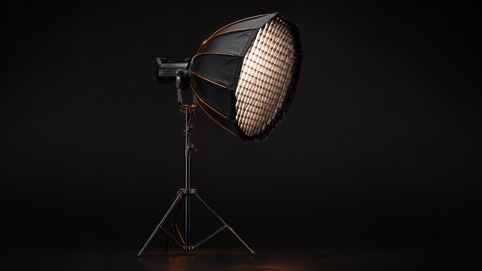 Luz COB dentro de um softbox parabólico num tripé