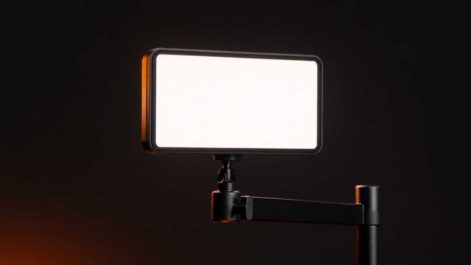 Painel difuso tipo Elgato Key Light num braço de mesa