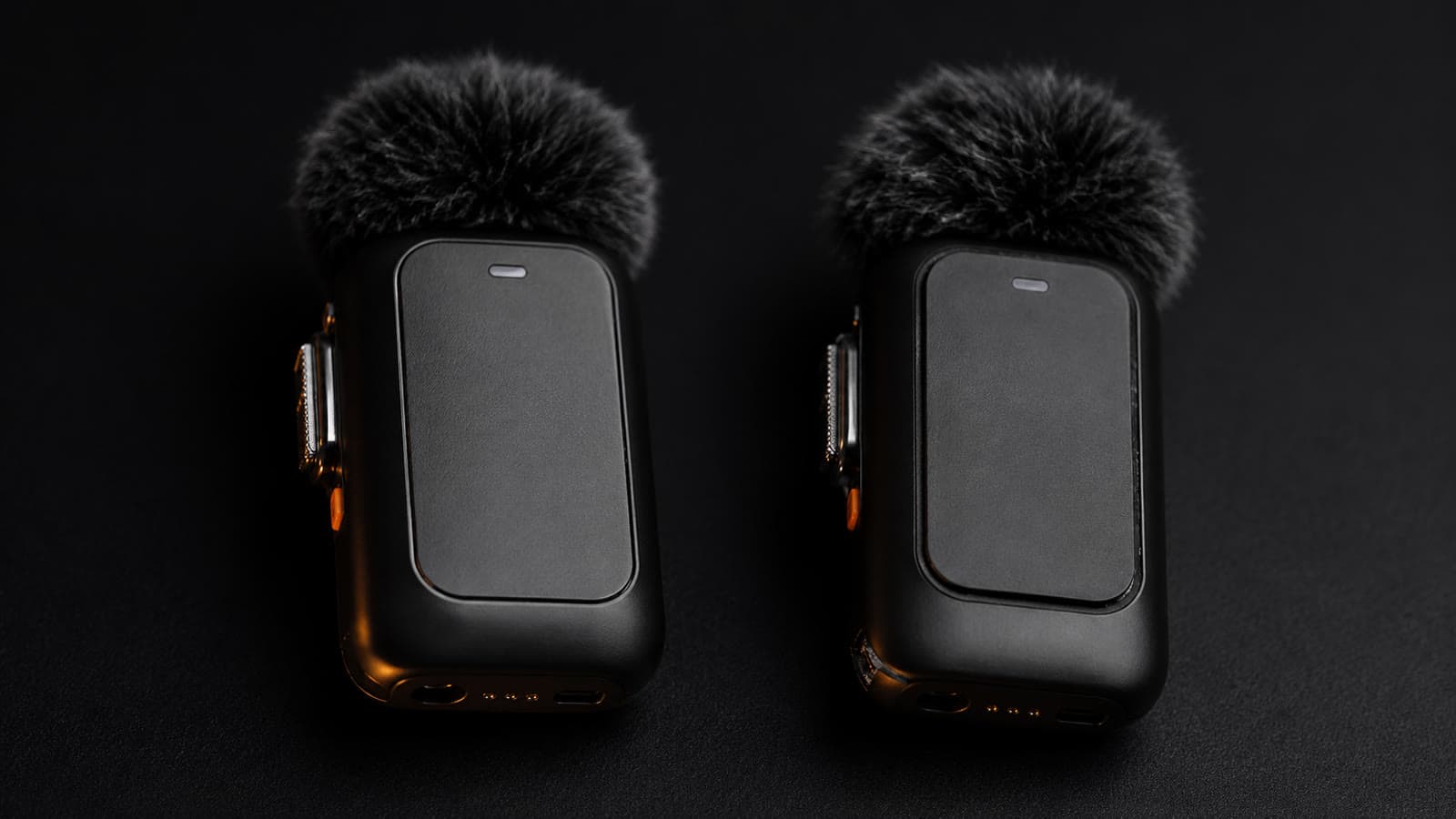 Microfone de lapela original ao lado de um clone