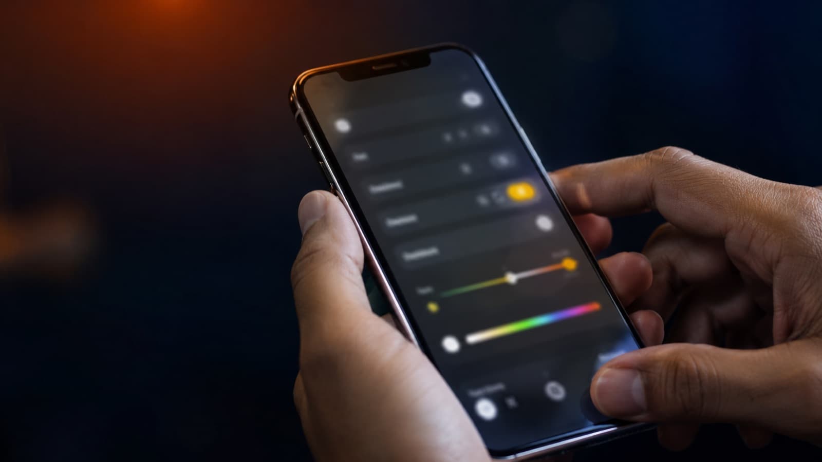 Mãos segurando um celular no menu de configurações da câmera