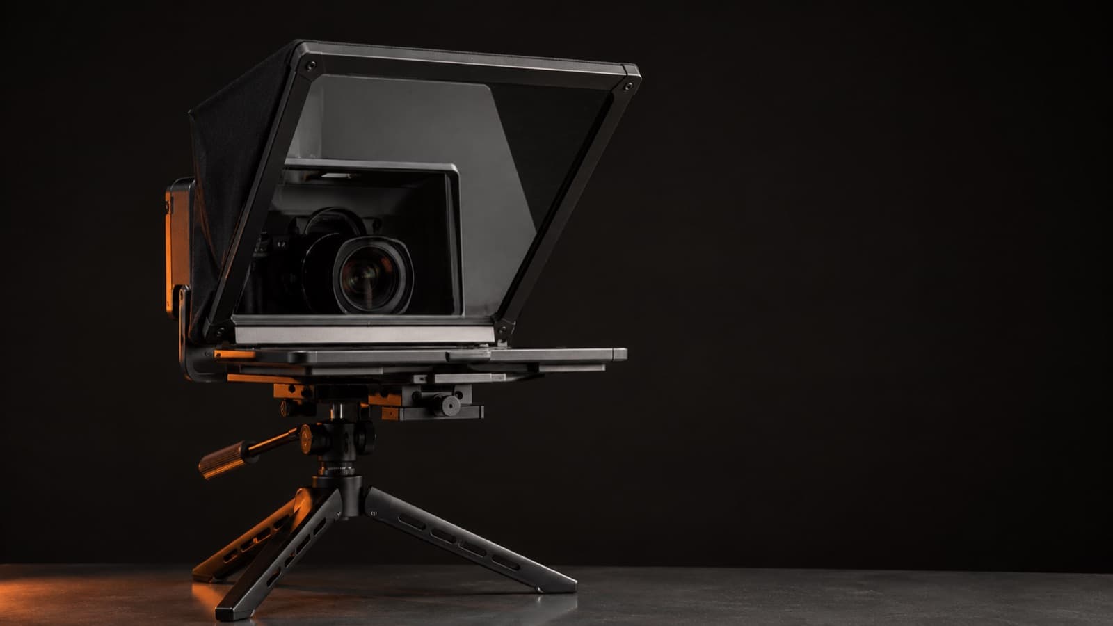 Teleprompter hardware tudo-em-um com câmera atrás do vidro, num tripé de mesa